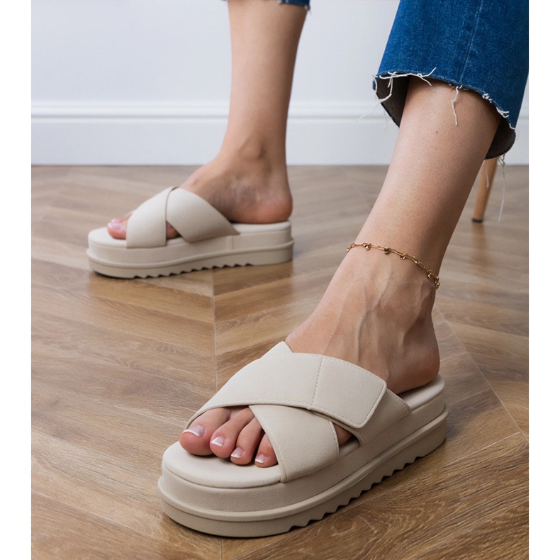 Beige klatscht mit Streifen auf der Plattform 1