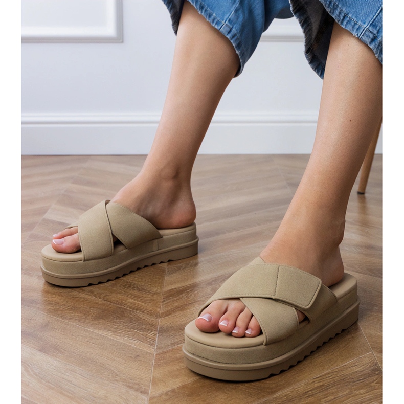 Braune Flip -Flops mit Streifen auf der Plattform 1