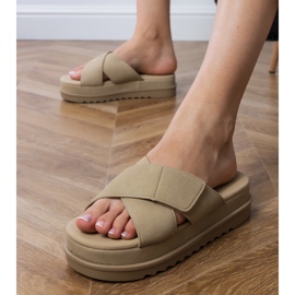 Braune Flip -Flops mit Streifen auf der Plattform 2