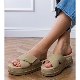 Braune Flip -Flops mit Streifen auf der Plattform 3