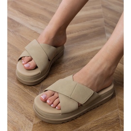 Braune Flip -Flops mit Streifen auf der Plattform 4