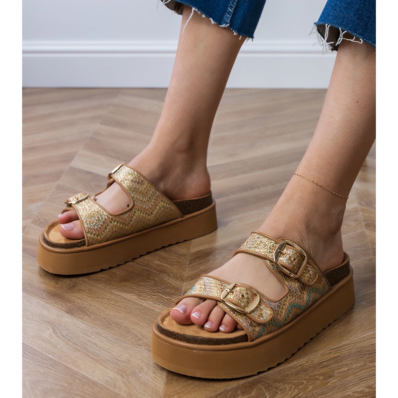 Goldene Flip Flops mit Klemmen auf Streifen 1