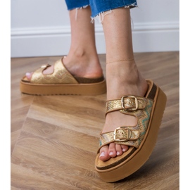 Goldene Flip Flops mit Klemmen auf Streifen 3