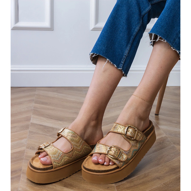 Goldene Flip Flops mit Klemmen auf Streifen 2