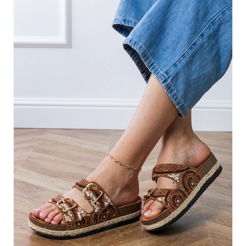 Braune ethnische Flip -Flops mit Klemmen auf Streifen 2