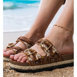 Braune ethnische Flip -Flops mit Klemmen auf Streifen 4