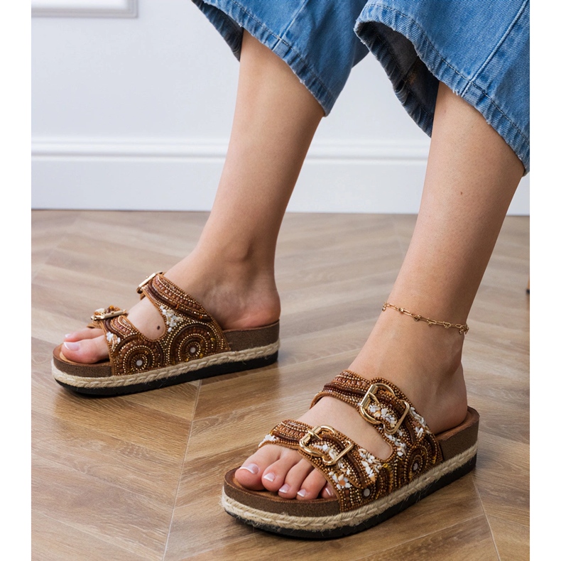 Braune ethnische Flip -Flops mit Klemmen auf Streifen 1