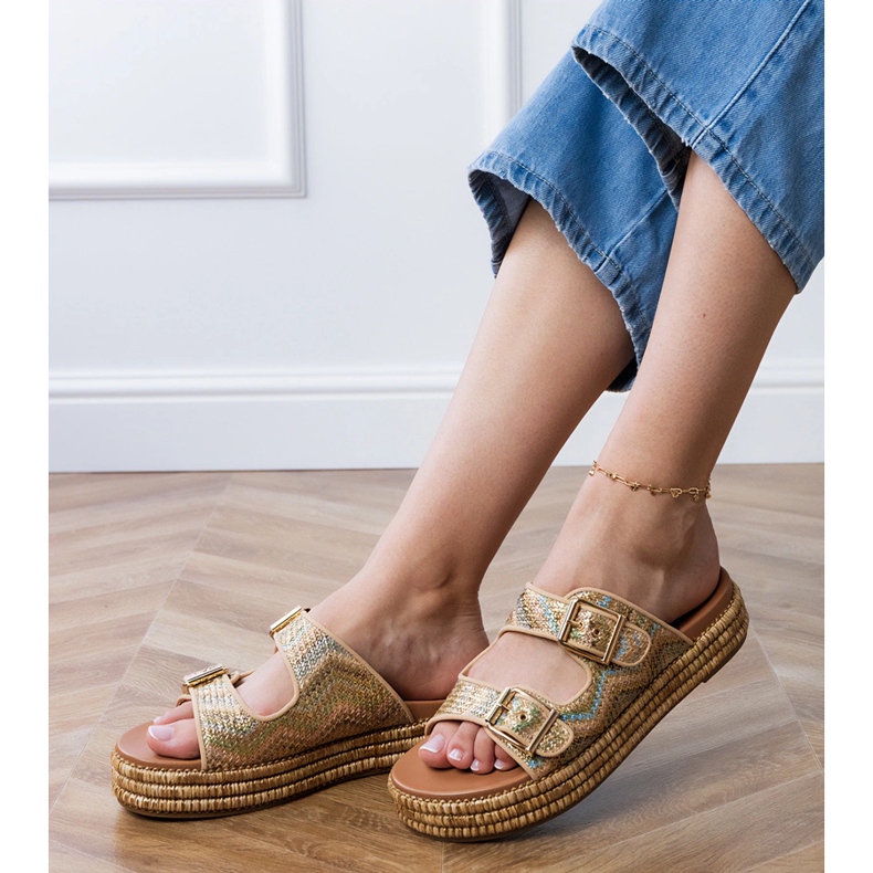 Goldene Flip Flops mit Klemmen auf Streifen 2