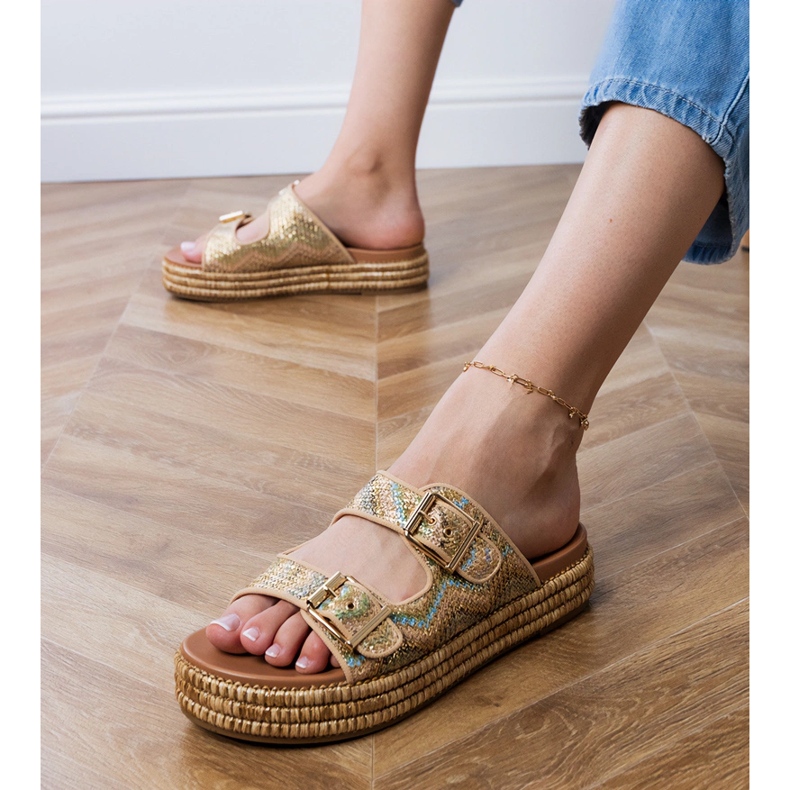 Goldene Flip Flops mit Klemmen auf Streifen 1