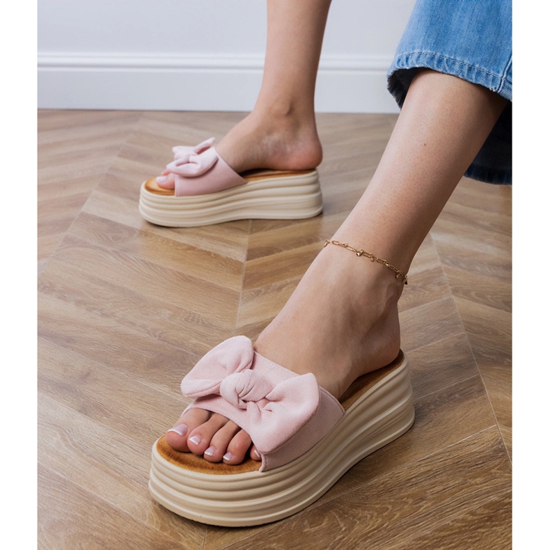 Rosa Hausschuhe auf dem Plateau mit Schleife 2