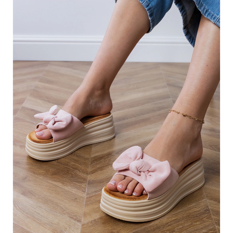 Rosa Hausschuhe auf dem Plateau mit Schleife 1