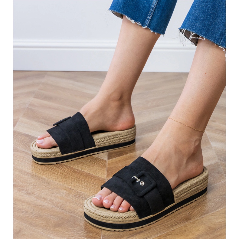 Schwarze Flip -Flops auf der Plattform mit einer dekorativen Schnalle 1