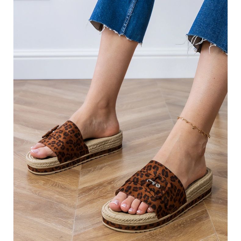 Leopard Flip -Flops auf der Plattform mit einer dekorativen Schnalle braun 1