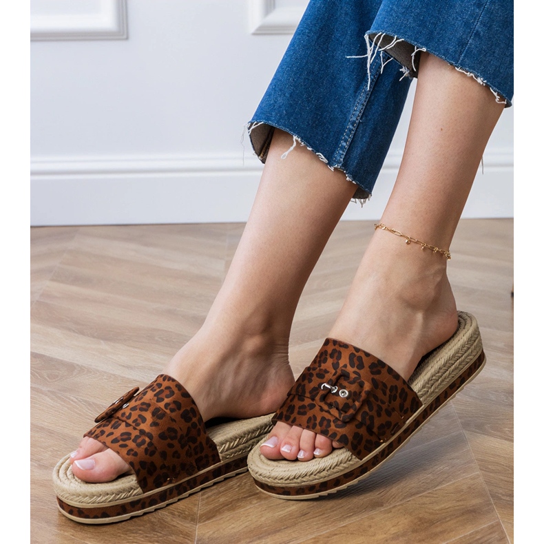 Leopard Flip -Flops auf der Plattform mit einer dekorativen Schnalle braun 2