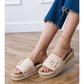 Beige klatscht auf der Plattform mit einer dekorativen Schnalle 2