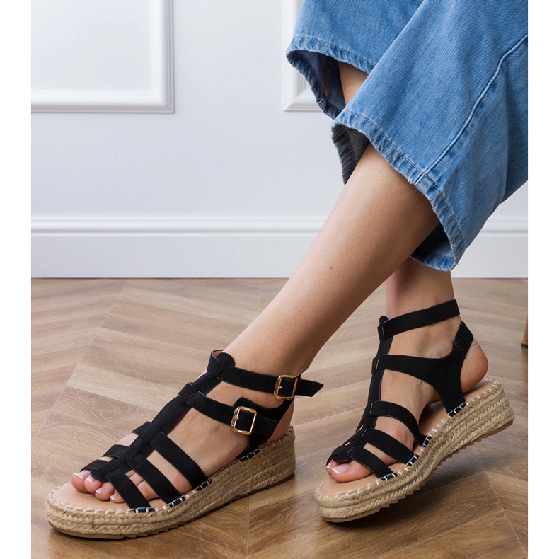 Schwarze Espadrilles Sandalen auf einer niedrigen Plattform 2