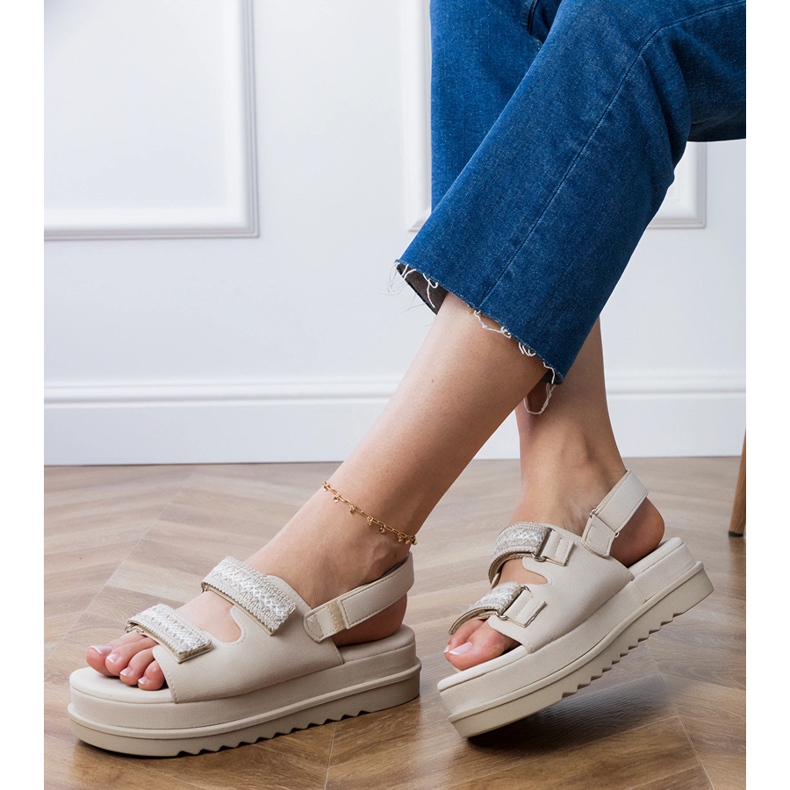 Beige Sandalen mit gestickten Streifen auf der Plattform 2