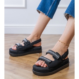 Schwarze Sandalen mit gestickten Streifen auf der Plattform 1