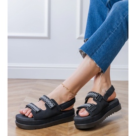 Schwarze Sandalen mit gestickten Streifen auf der Plattform 2