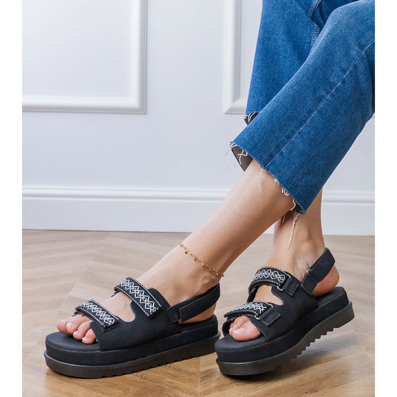 Schwarze Sandalen mit gestickten Streifen auf der Plattform 2