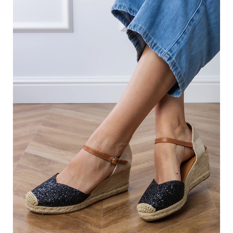 Schwarze Brokatsandalen auf Keil 2