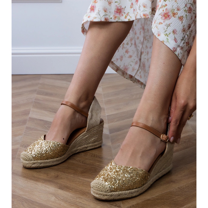 Goldene Brokat -Sandalen auf einem Keil 2