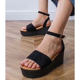 Schwarze Sandalen auf der Ekozamsz -Plattform 2