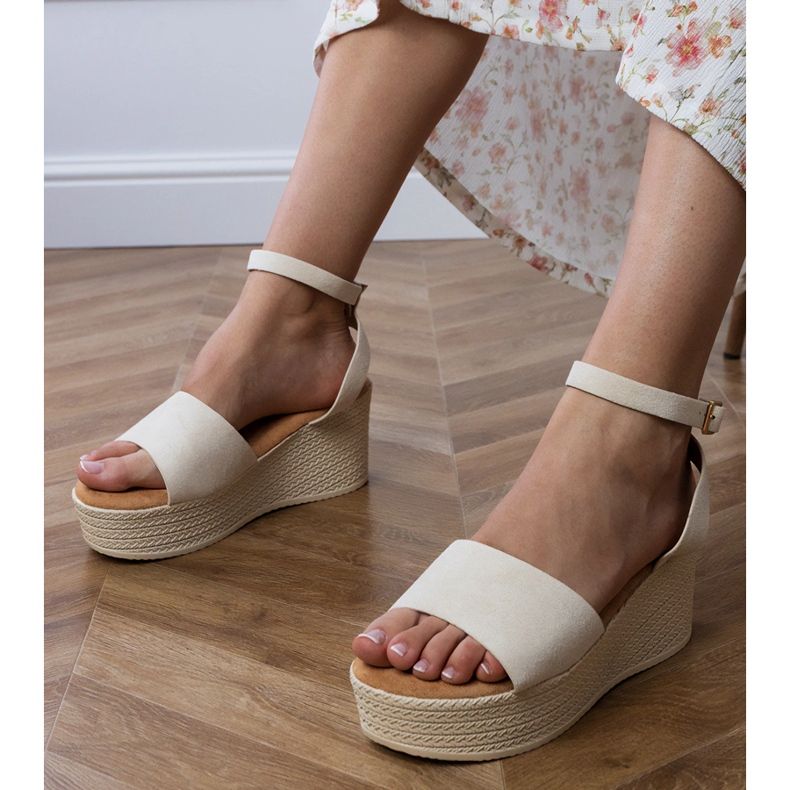 Beige Sandalen auf der Ekozamsz -Plattform 1