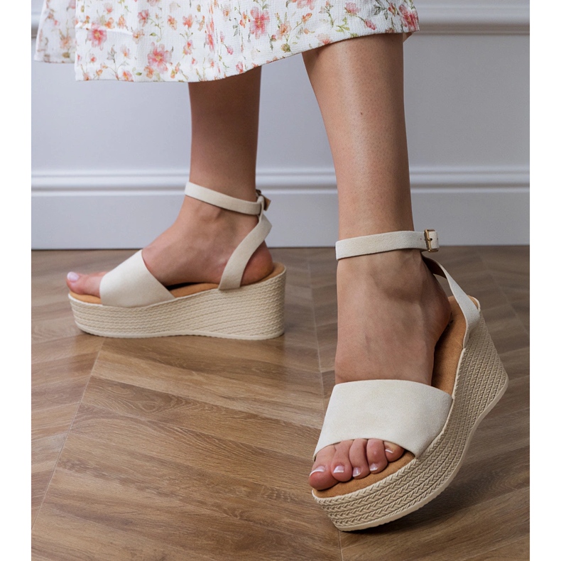 Beige Sandalen auf der Ekozamsz -Plattform 2