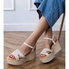 Beige Sandalen auf der Plattform mit einem gebundenen Riemen 2