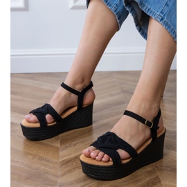 Schwarze Sandalen auf der Plattform mit einem gebundenen Riemen 1