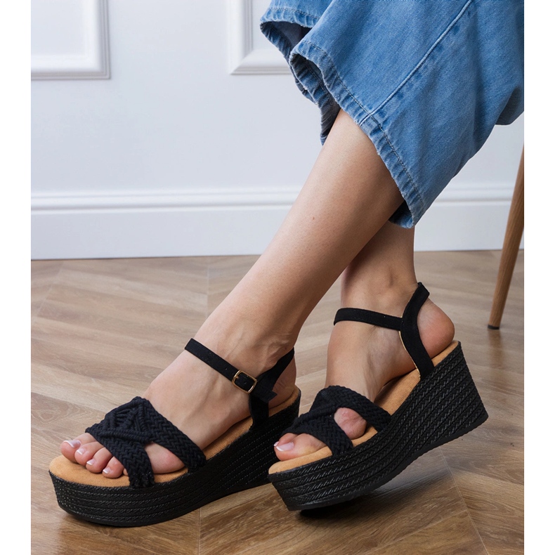 Schwarze Sandalen auf der Plattform mit einem gebundenen Riemen 2