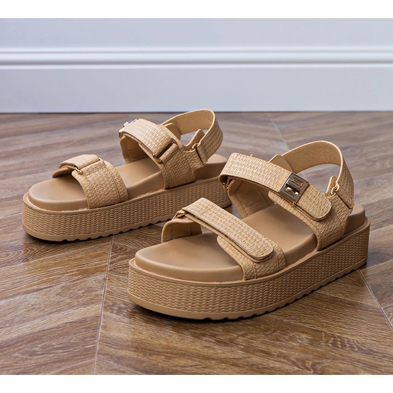 Beige Sandalen auf der Plattform mit Gurten auf dem Klettverschluss 1