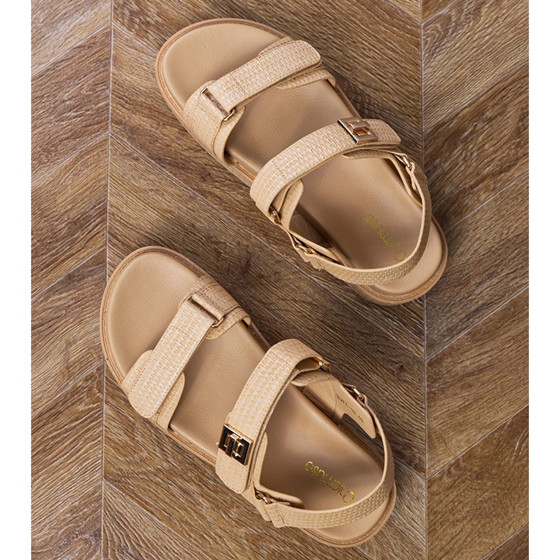 Beige Sandalen auf der Plattform mit Gurten auf dem Klettverschluss 2