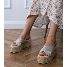 Silber Espadrille Sandalen auf einer Plattform mit Streifen 1