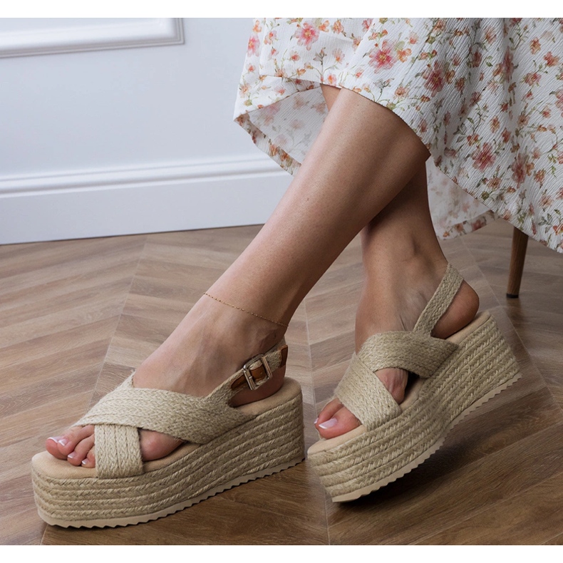 Beige Espadrilles Sandalen auf einer Plattform mit Streifen 2