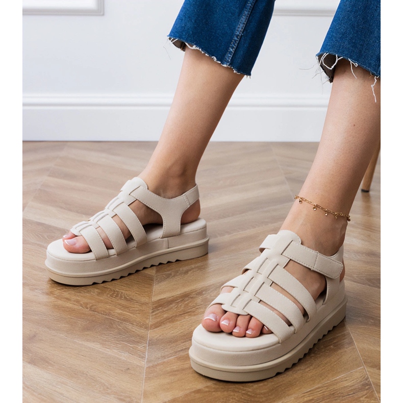 Beige Gladiator Sandalen auf der Plattform 1