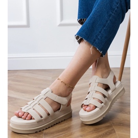 Beige Gladiator Sandalen auf der Plattform 2