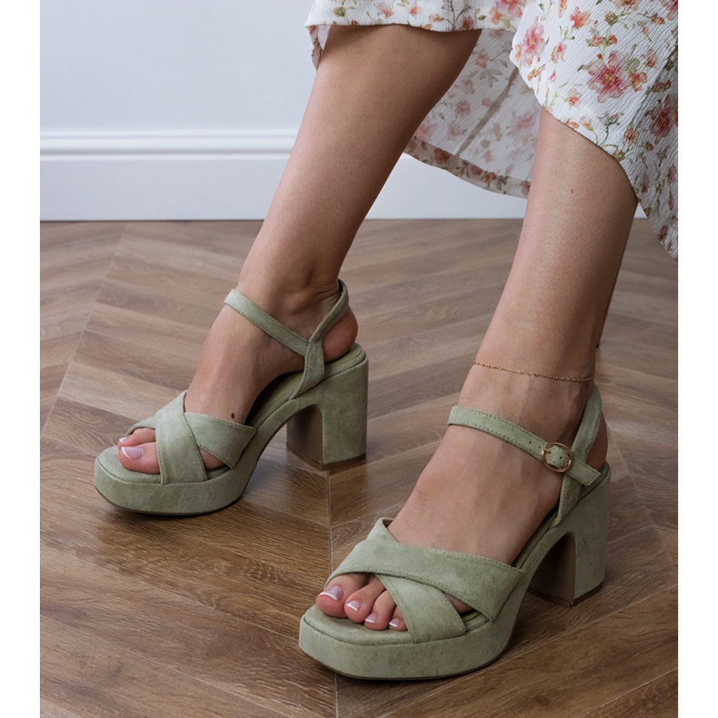 Grüne Ekozamszowe Sandalen auf dem Pfosten blau 1