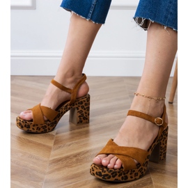 Brown Ecosam Sandalen auf dem Pfosten braun 1