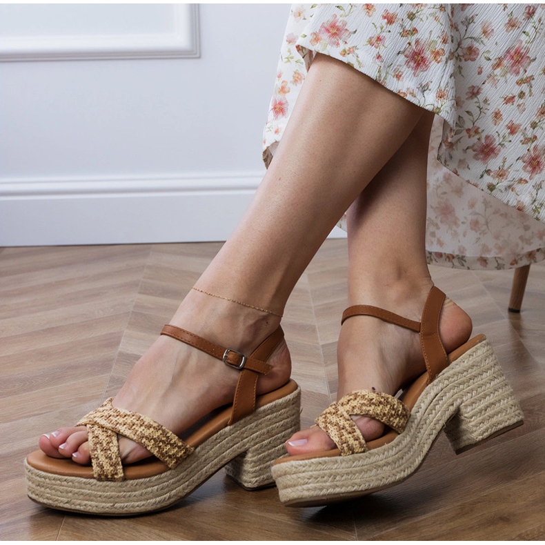 Braune Sandalen auf dem Pfosten gedreht 1