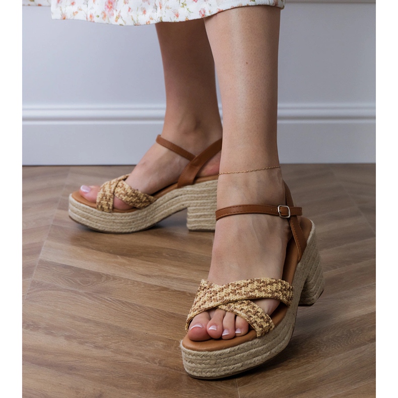 Braune Sandalen auf dem Pfosten gedreht 2