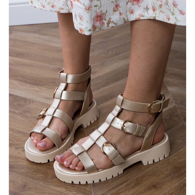 Gold Sandalen Gladiator mit einem Würfel befestigt golden 2