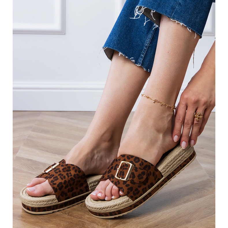 Panther Flip Flops auf der Plattform mit einer Schnalle an der Stange braun 1