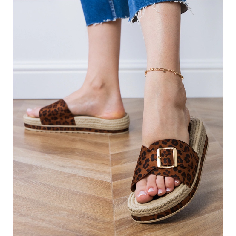 Panther Flip Flops auf der Plattform mit einer Schnalle an der Stange braun 2