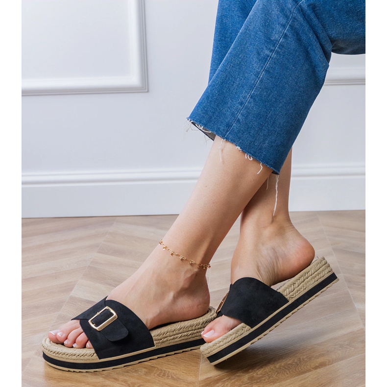 Schwarze Flip flops auf der Plattform mit einer Schnalle am Gürtel 1