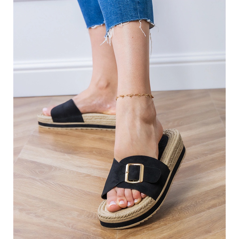 Schwarze Flip flops auf der Plattform mit einer Schnalle am Gürtel 2