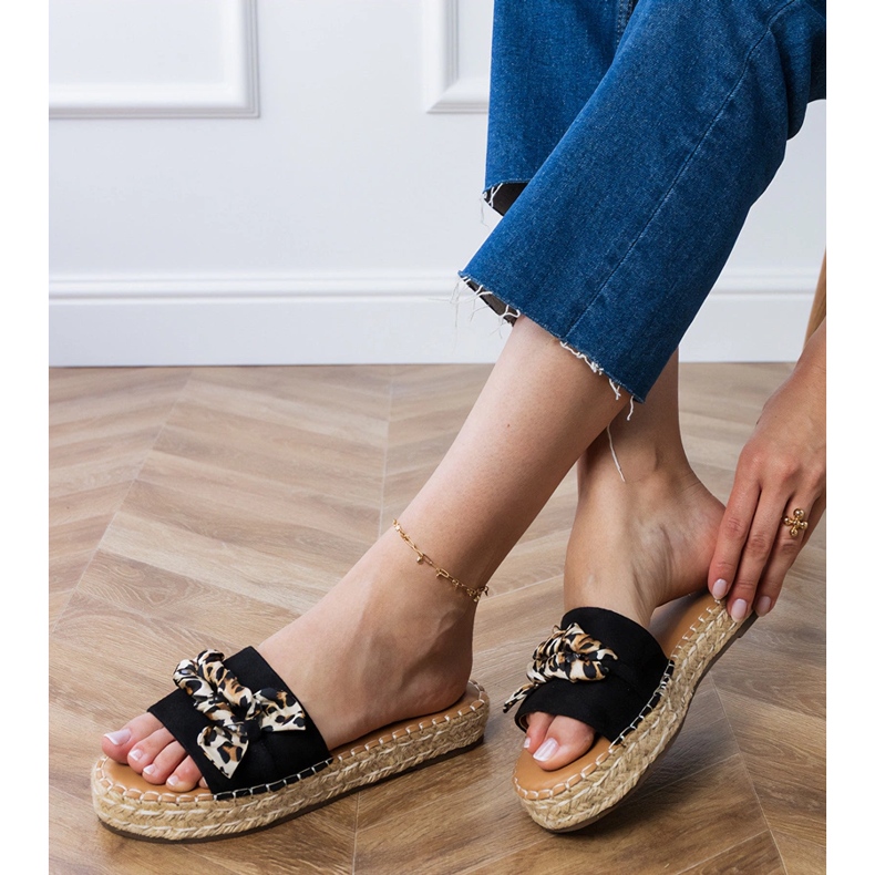 Schwarze Espadrilles mit einem Bogen 1