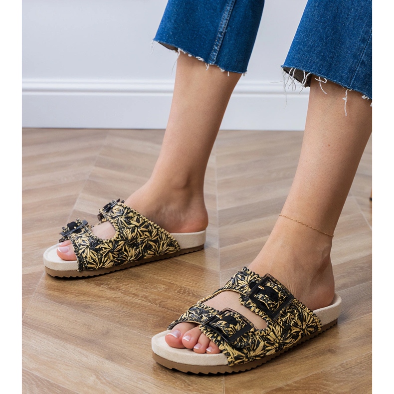 Schwarze Häkelklappen mit Klemmen auf Streifen 1