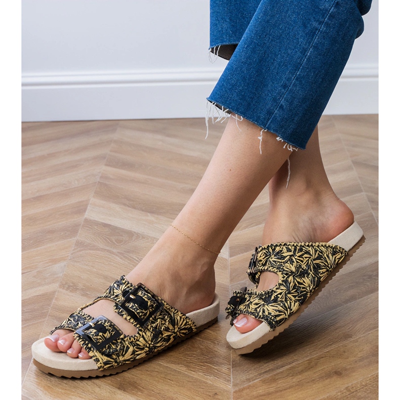 Schwarze Häkelklappen mit Klemmen auf Streifen 2